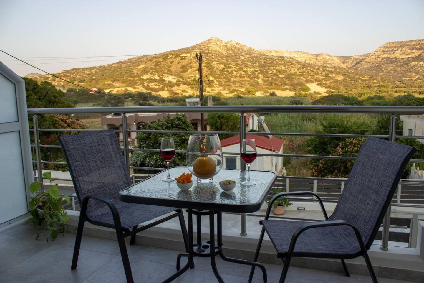 Maistro Suites With Pool, Matala エクステリア 写真